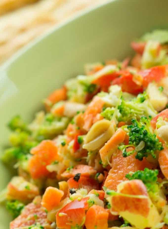 Brokkoli-Karotten-Salat mit Erdnüssen