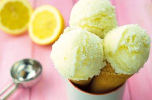 Dieses leckere Buttermilch-Zitronen-Eis zählt zu einem meiner Favoriten aus unserem neuen Rezeptheft „MIXESSENZ – EIS & MEHR: KALT, SÜSS UND LECKER FÜR DEN THERMOMIX TM31 UND TM5″