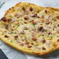 Flammkuchen mit Speck und Schalotten