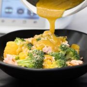 Gedämpfter Brokkolisalat mit Honig Senf Dressing und lachs
