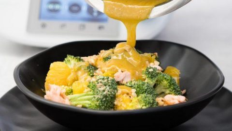 Gedämpfter Brokkolisalat mit Honig Senf Dressing und lachs