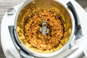 Zerkleinerter Kürbis im Thermomix