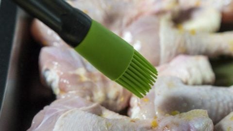 Wir pinseln das Ofen-Hähnchen mit dem Lékué Pinsel ein