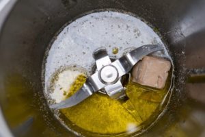 Hefe und Öl im Thermomix