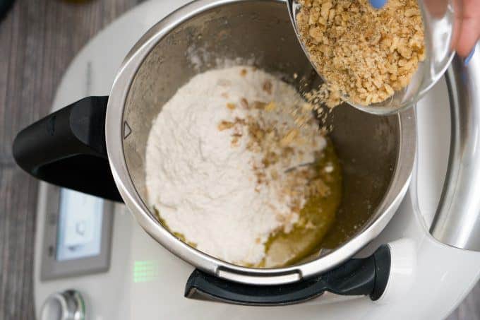 Oliven-Walnuss-Brot aus dem Thermomix® 5 Walnuss Oliven Brot aus dem Thermomix Nüsse in