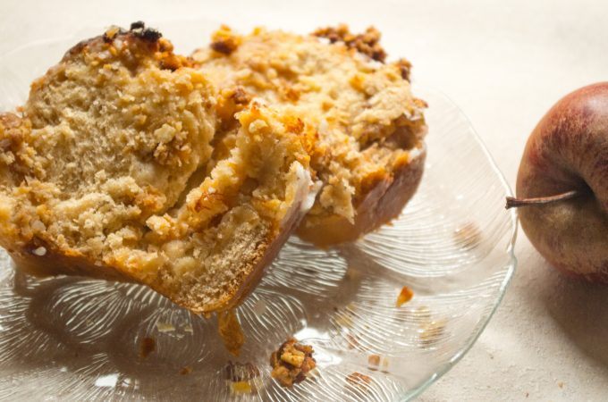 Bratapfelzupfbrot mit Nusskrokant aus dem Thermomix aufgeschnitten