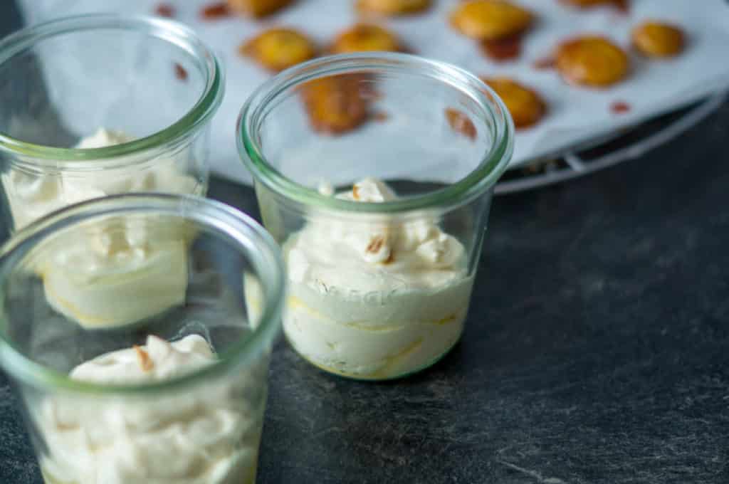 Bananen-Karamell-Schichtdessert aus dem Thermomix® 12 dessertglaeschen mit creme aus thermomix