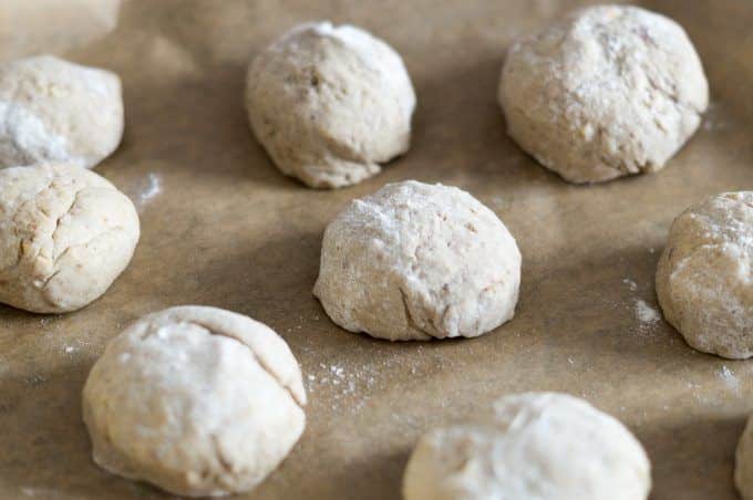 Haselnuss-Brötchen aus dem Thermomix® 14 haselnussbroetchen aus dem thermomix auf backpapier