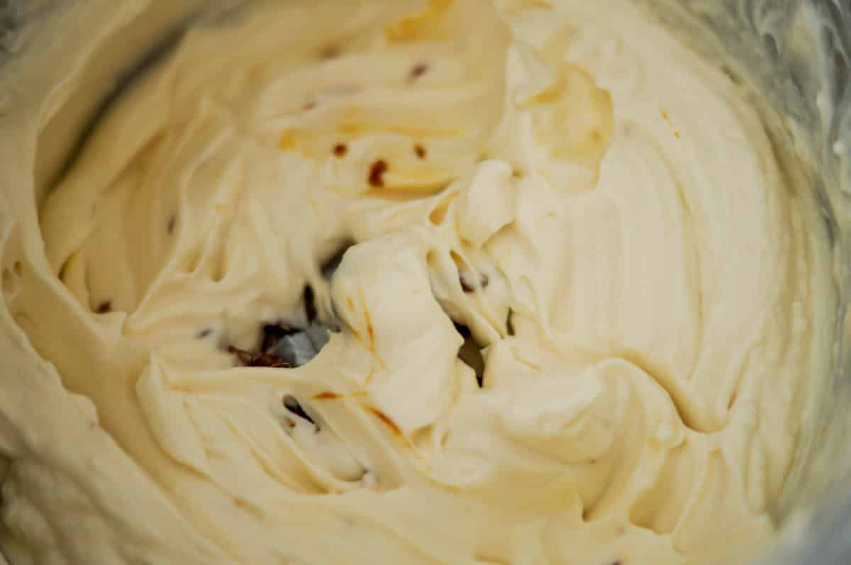 Bananen-Karamell-Schichtdessert aus dem Thermomix® 2 Karamell in Creme einrühren
