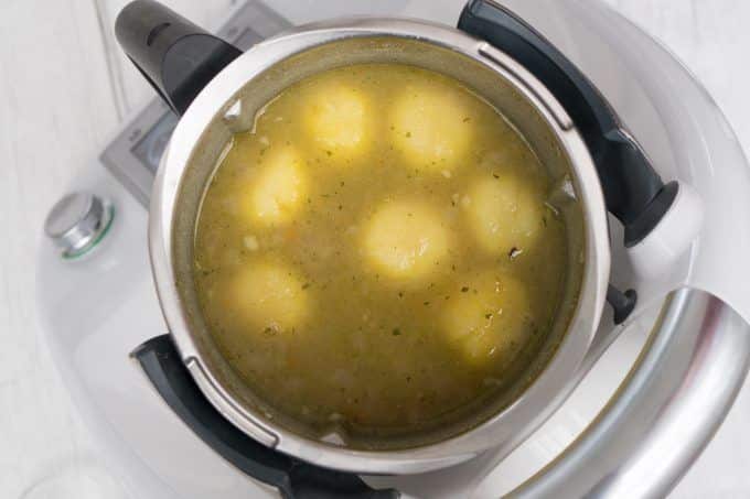 Kartoffeln für die Kartoffelsuppe und Brühe im Mixtopf des Thermomix