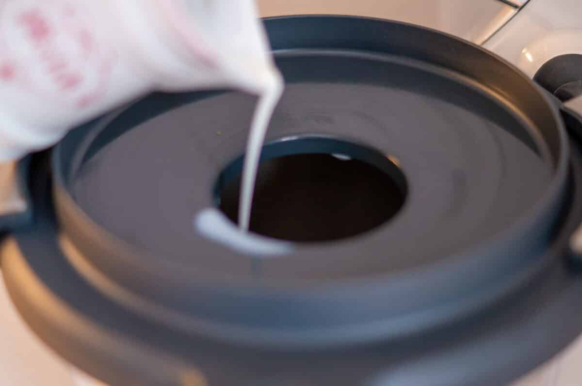 Perfekter Kaffee Latte aus dem Thermomix® 3 Milch in den Mixtopf geben