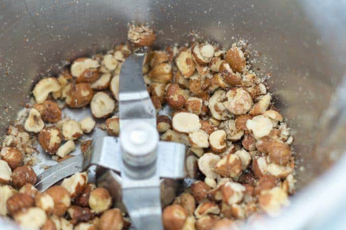 Fruchtige Beerenbowl aus dem Thermomix® 3 thermomix haselnüsse grob hacken