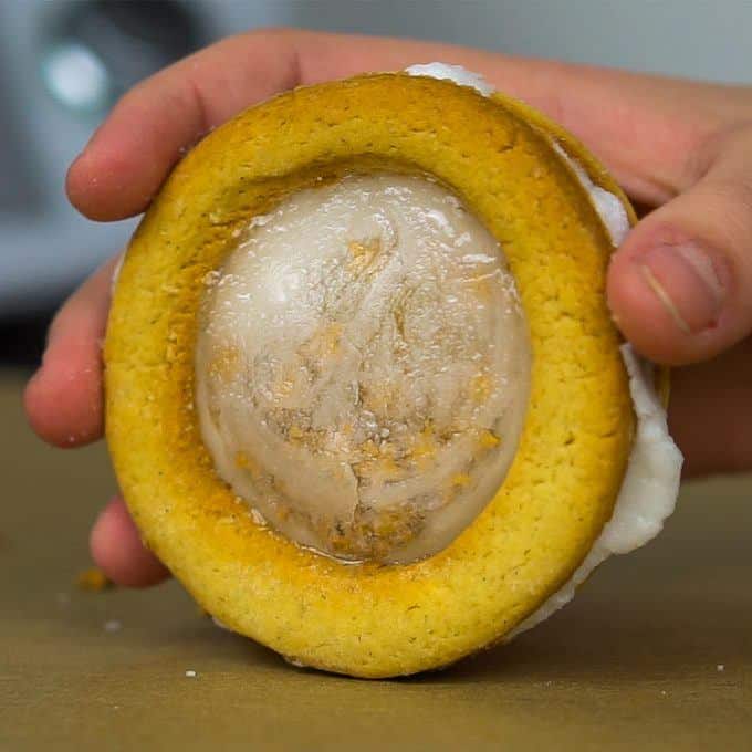 Schaka-Schaka-Kekse aus dem Thermomix® 1 Schaka-Schaka-Kekse aus dem Thermomix auf weißem Teller