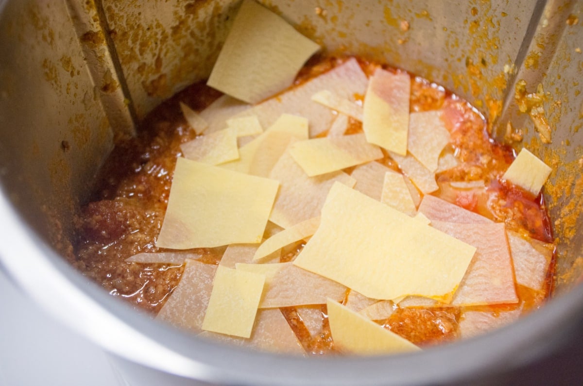 Thermomix® Lasagne Eintopf  wird mit Lasagne Platten gekocht