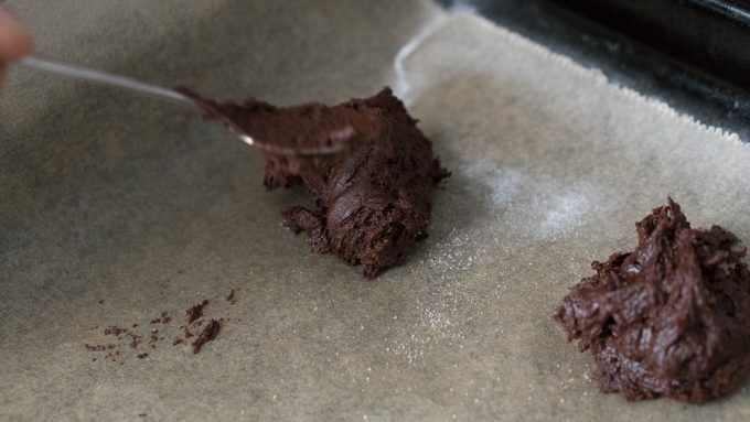 Schokoplätzchen aus dem Thermomix® 7 schokoplaetzchen auf backblech