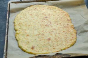 Low Carb Pizzaboden aus Blumenkohlteig gebacken