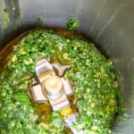 Bärlauchpesto mit Öl im Mixtopf