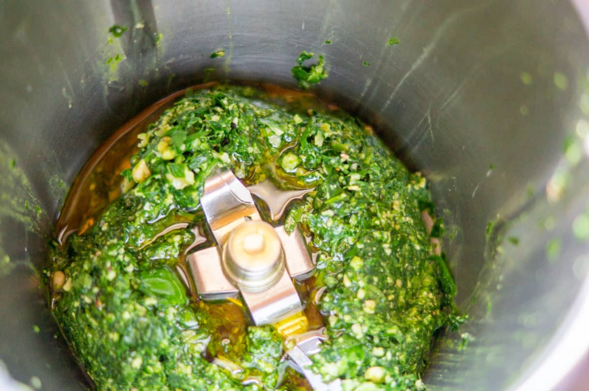 Bärlauchpesto mit Öl im Mixtopf