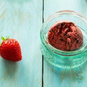 Erdbeer-Fruchteis mit Schokosplittern aus dem Thermomix®