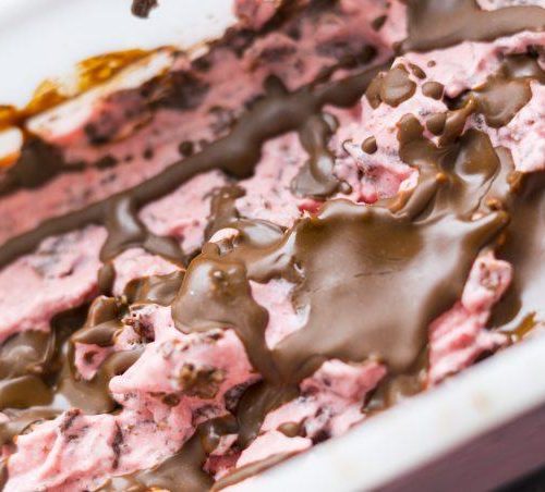 Erdbeer-Fruchteis mit Schokosplittern aus dem Thermomix® Herstellung
