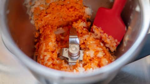 Karotten zerkleinern im Mixtopf