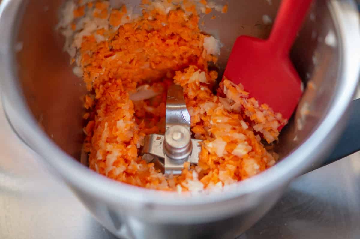 Tomatensauce Thermomix®: 500 g, 25 Min, mit frischen Tomaten 3 Karotten im Mixtopf zerkleinern