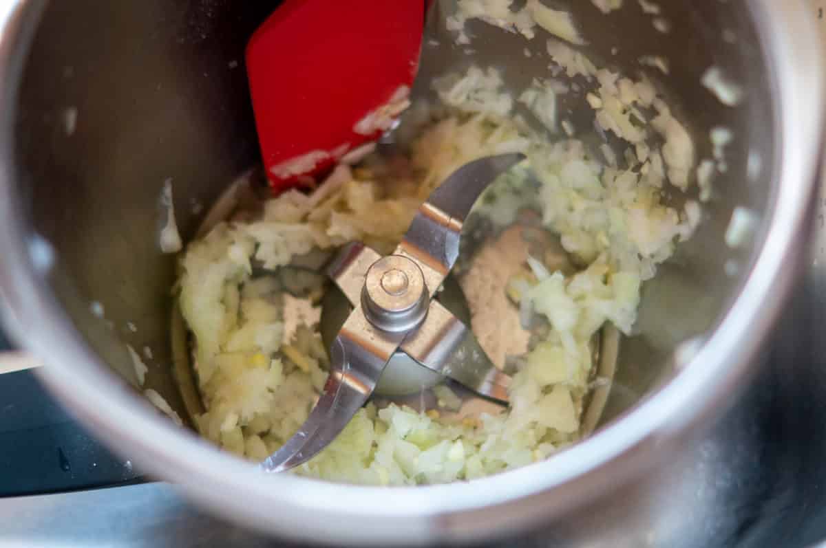 Tomatensauce Thermomix®: 500 g, 25 Min, mit frischen Tomaten 8 Knoblauchzehe und Zwiebeln zerkleinert