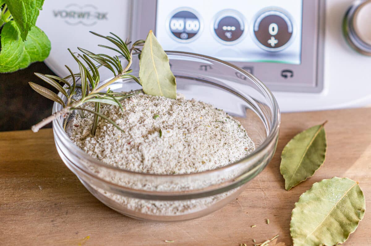 Saisonkalender Winter · Was hat im Winter Saison 35 Kräutersalz aus dem Thermomix® mit Knoblauch