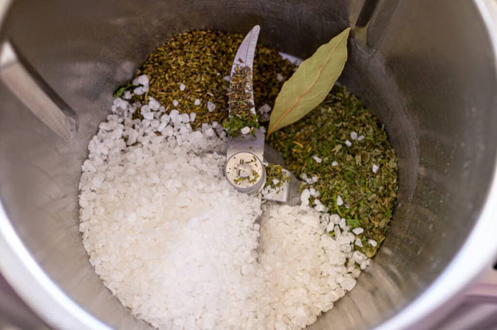 Kräutersalz aus dem Thermomix® 4 salz krauter im mixtopf