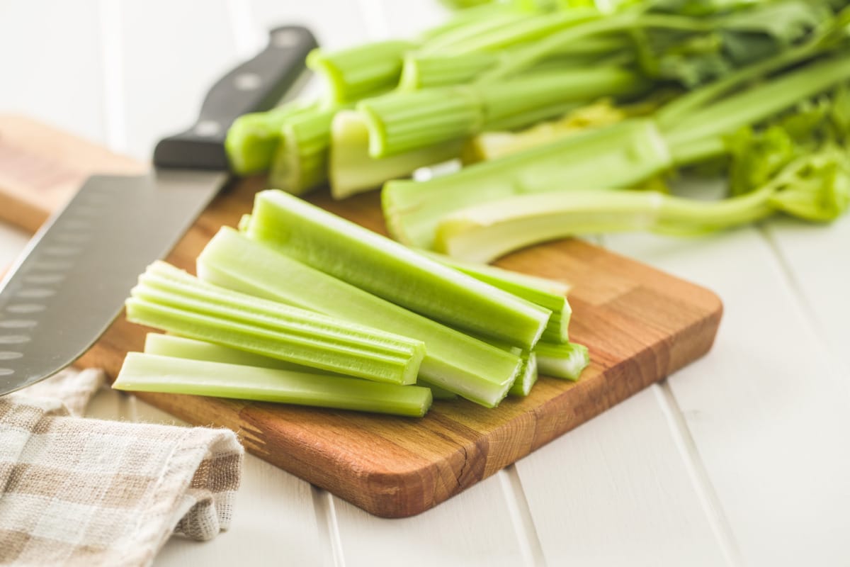 Detox-Smoothie Thermomix®: 2 Portionen, 5 Min, mit Spinat + Minze 4 sellerie schneiden