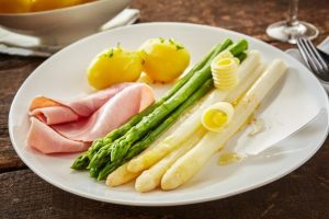 Weiße rund grüner Spargel aus dem Thermomix