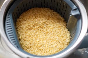 Thermomix Reis in den Gareinsatz einwiegen