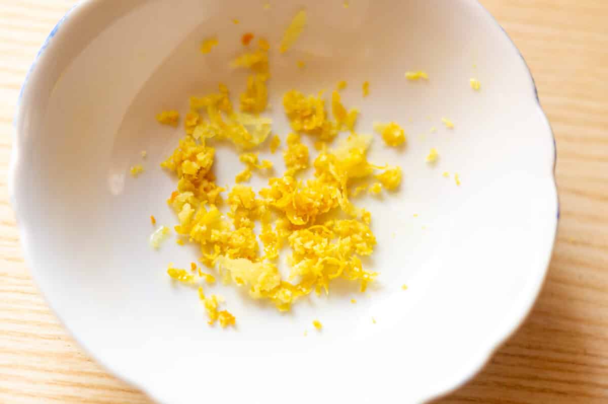 Saftiger Pfirsichkuchen aus dem Thermomix® 3 Zitronenschale abreiben