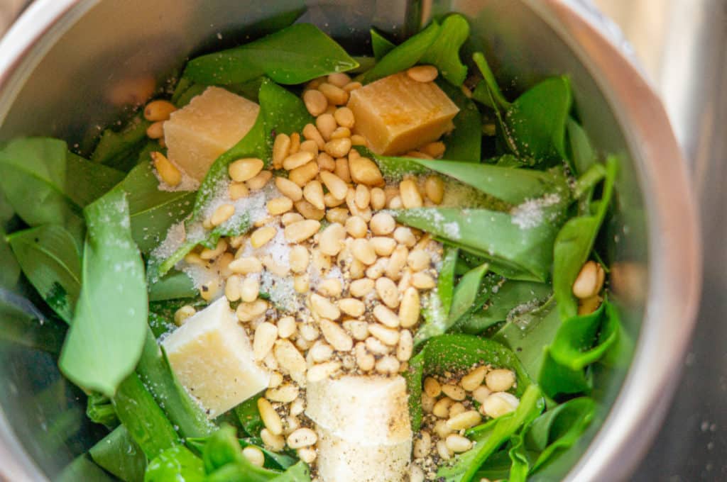 Bärlauchpesto aus dem Thermomix® 10 zutaten baerlauchpesto im mixtopf