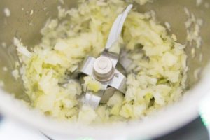 Zwiebeln und Knoblauch im Thermomix hacken und andünsten