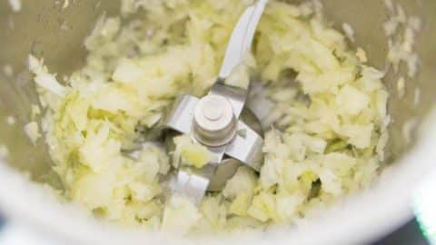 Zwiebeln und Knoblauch im Thermomix hacken und andünsten