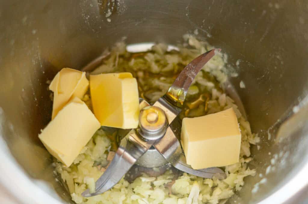 Butter im Mixtopf mit Zwiebeln