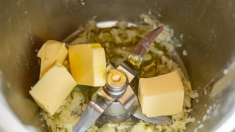 Butter im Mixtopf mit Zwiebeln