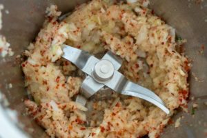 Chili und Zwiebeln gehackt im Thermomix