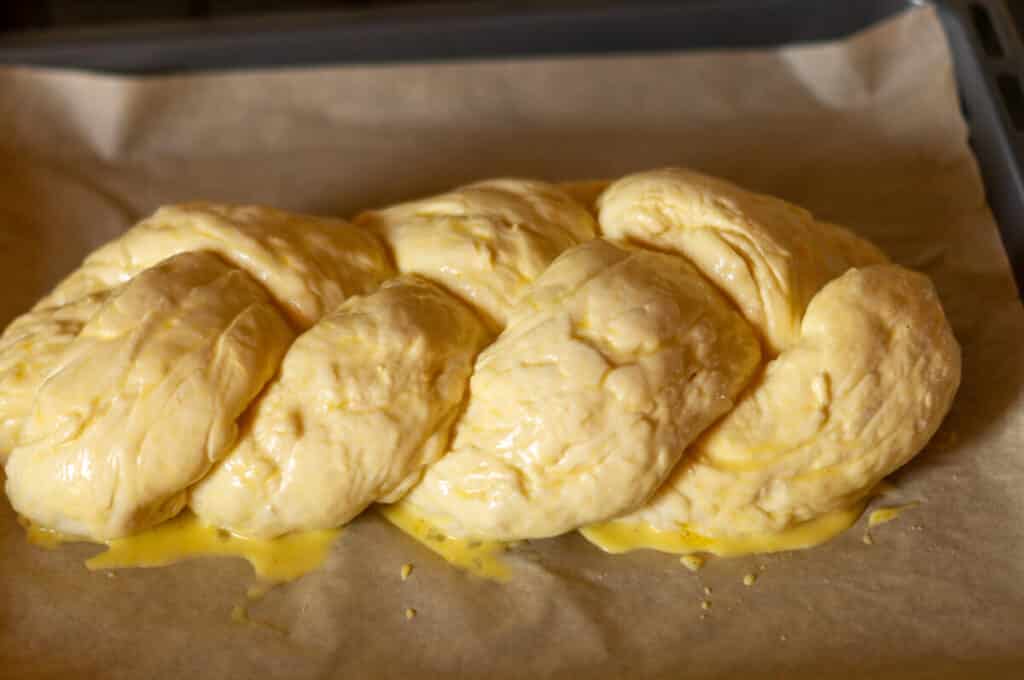 Hefezopf Thermomix®: 9 Min kneten, wolkig-zarte Krume 18 hefezopf mit butter und ei bestreichen