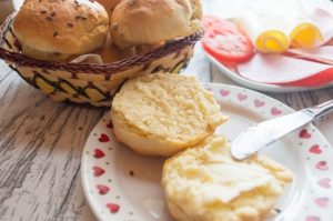 Ruck-Zuck Frühstücksbrötchen aus dem Thermomix® mit Wurst und Käse