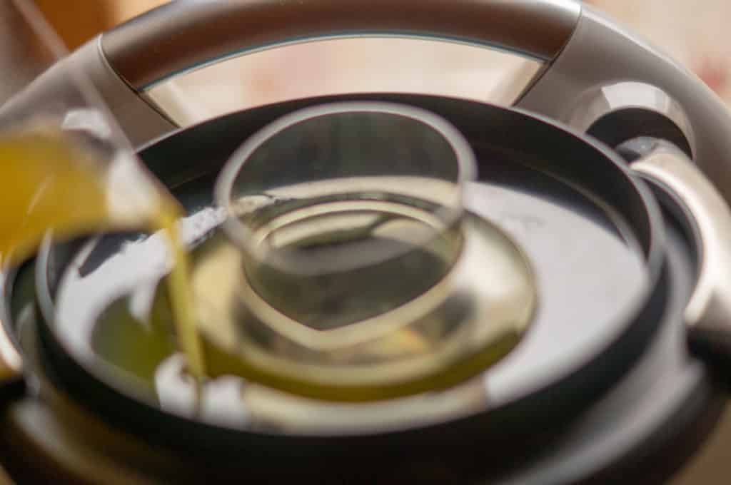 Eiersalat aus dem Thermomix® 6 butter in mixtopf einlaufen lassen