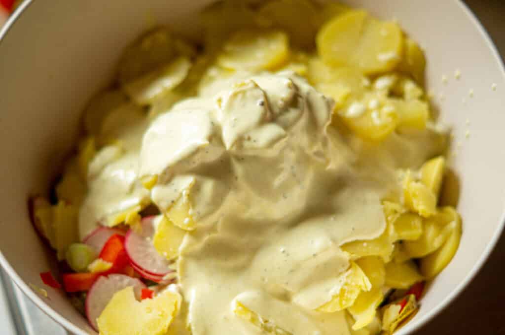 Bunter Kartoffelsalat aus dem Thermomix® 13 dressing ueber kartoffelsalat geben