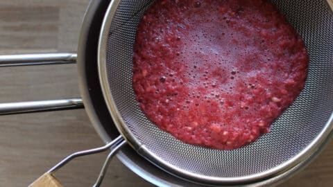 Himbeeren durch Sieb streichen