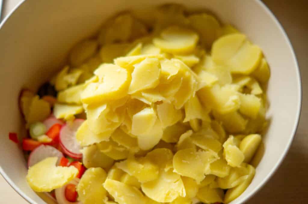 Bunter Kartoffelsalat aus dem Thermomix® 11 kartoffeln in feine scheiben schneiden