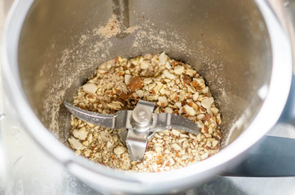 Apfelkuchen vom Blech Thermomix®: 800 g Äpfel, einfach, 11 mandeln im mixtopf zerkleinern