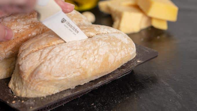 Knuspriges Knoblauch-Käse-Baguette aus dem Thermomix® 6 Baguettes zuschneiden