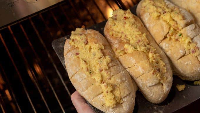 Knoblauch-Käse-Baguette aus dem Thermomix® im Ofen