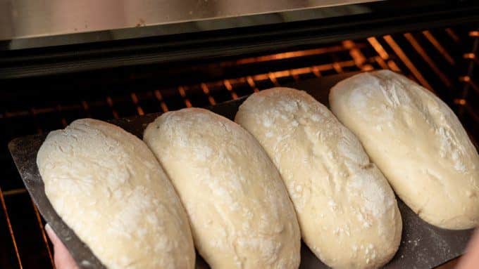 Knusprige Mini Weizenbaguettes aus dem Thermomix® 1 Mini Weizenbaguettes aus dem Thermomix® gebacken auf Baguetteblech