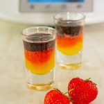 deutschland farbene wm shots aus dem thermomix mit erdbeeren und mango und heidelbeeren frisch serviert